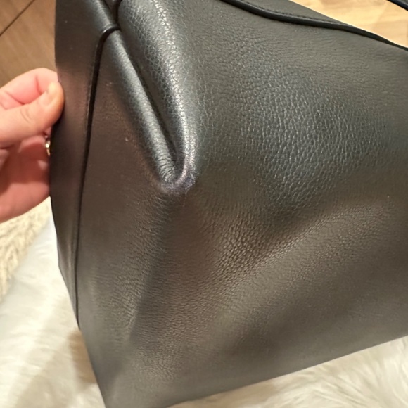 Louis Vuitton Lock Me Hobo - Picture 10 of 14